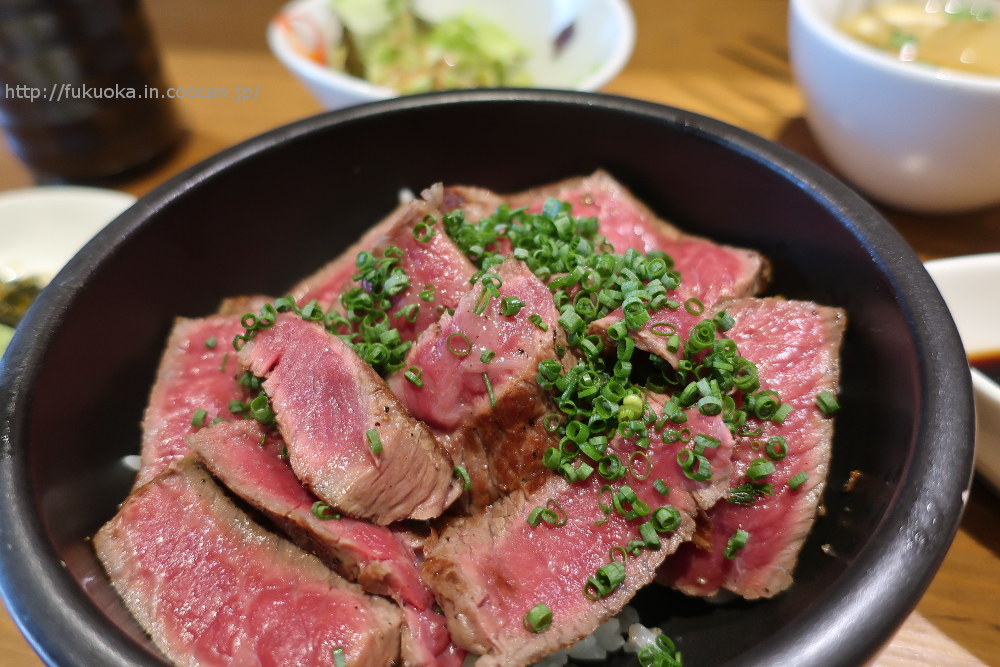 極上のステーキ丼「博多焼肉 明治屋」